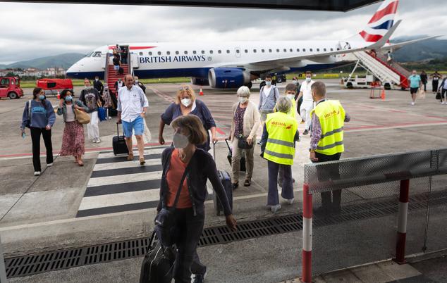 El primer vuelo de la aerolínea British Airaways ha llegado este viernes a Hondarribia.