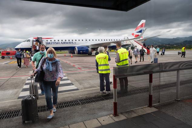 El primer vuelo de la aerolínea British Airaways ha llegado este viernes a Hondarribia.