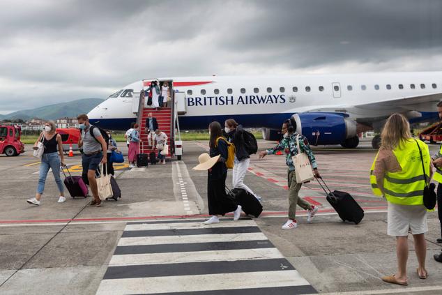 El primer vuelo de la aerolínea British Airaways ha llegado este viernes a Hondarribia.