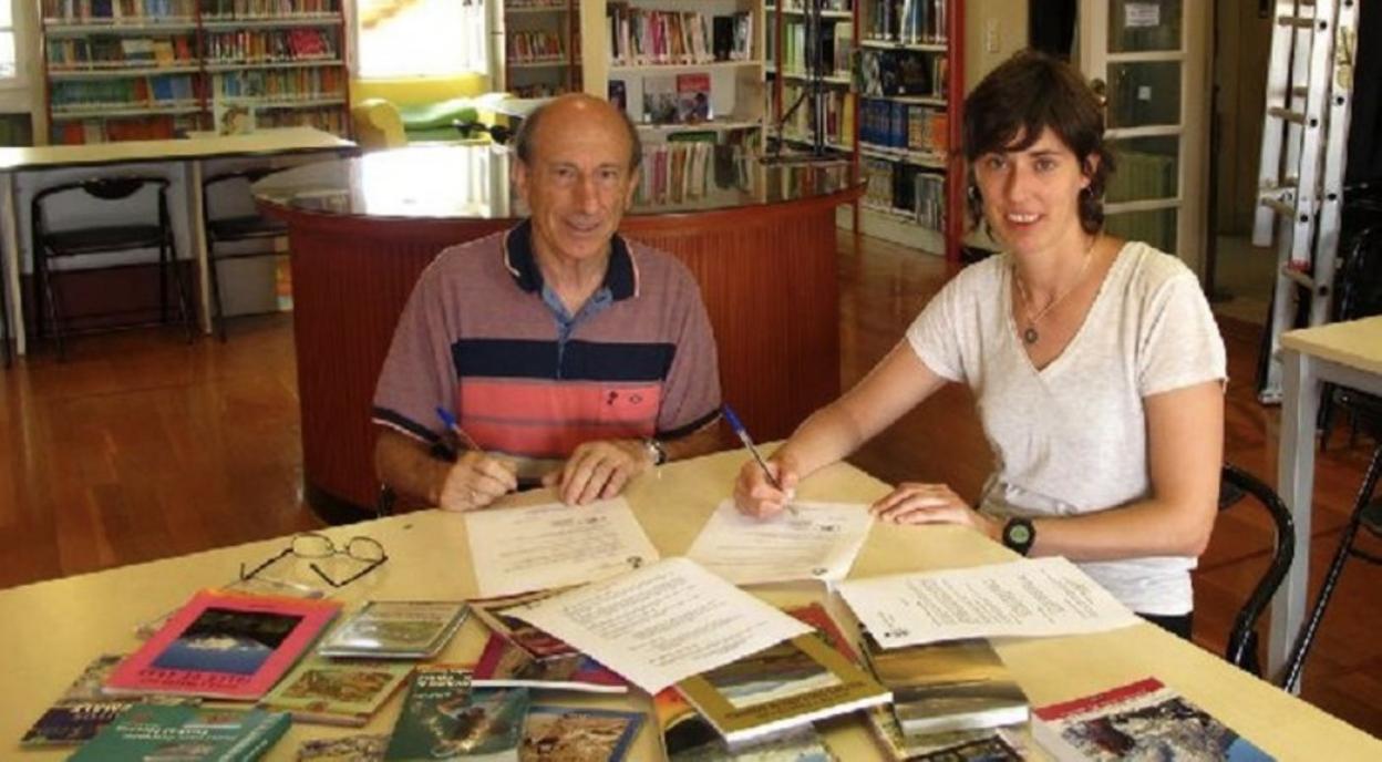 Juan Mari Ansa de Emmoa en la firma con la alcaldesa Ane Bilbao. 