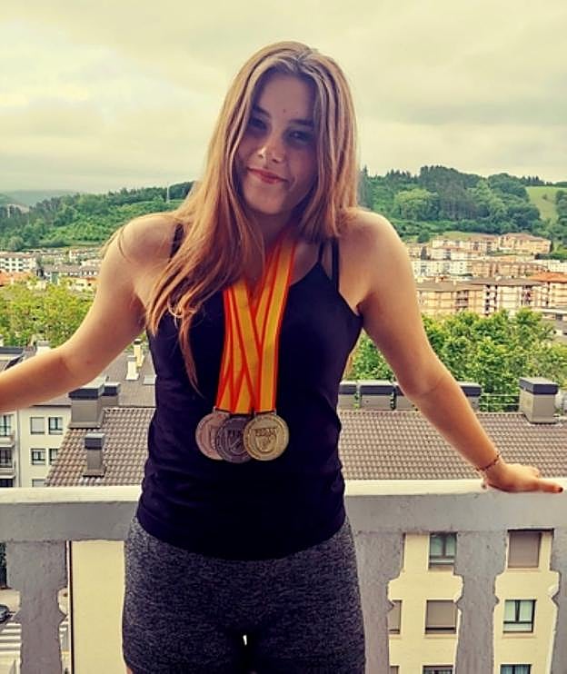Ana Izaguirre con sus tres medallas.