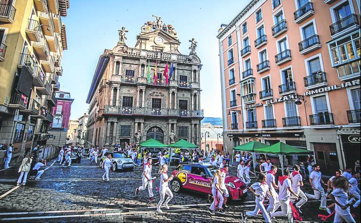 Trece MINI 100% eléctricos hicieron el recorrido tradicional del encierro.