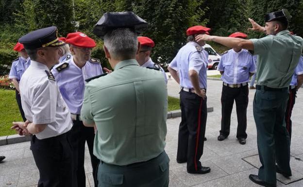 Imagen principal - Ermua destaca «la unión de la Guardia Civil, la Policía Nacional y la Ertzaintza en la lucha contra ETA»