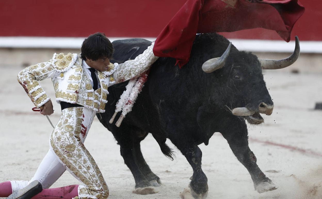 El diestro Andrés Roca Rey durante la lidia a su segundo toro