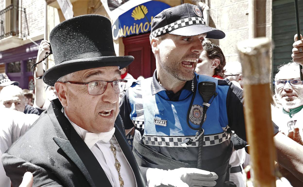 El alcalde de Pamplona Enrique Maya, durante los incidentes del jueves.