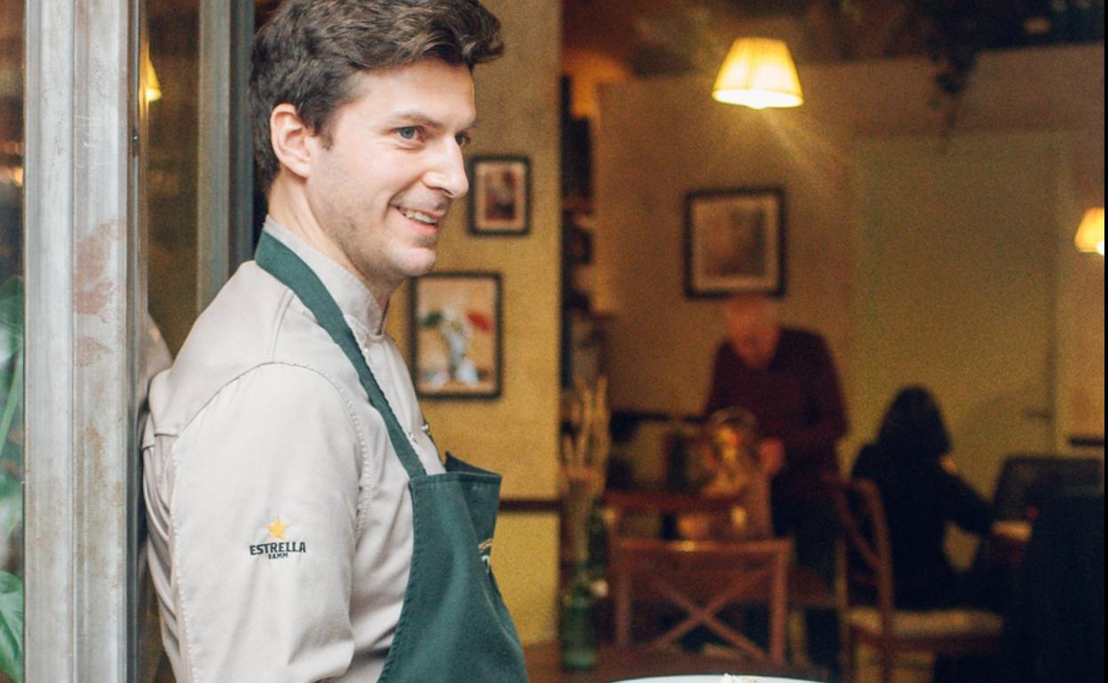 Gabriele Milani, 'alma máter' del Algrano barcelonés, prepara una pasta que, una vez cocinada, servirá para deleitar a su clientela.