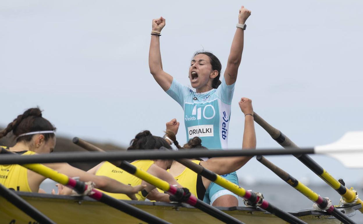 Nadeth Agirre levanta los puños al cielo para celebrar la victoria de Orio Orialki. 