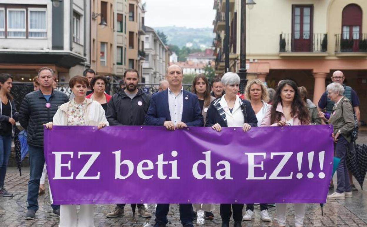 El primer teniente de alcalde de Zarautz, Jesús Arana (centro), el pasado miércoles en la concentración en rechazo a la agresión sexual. 