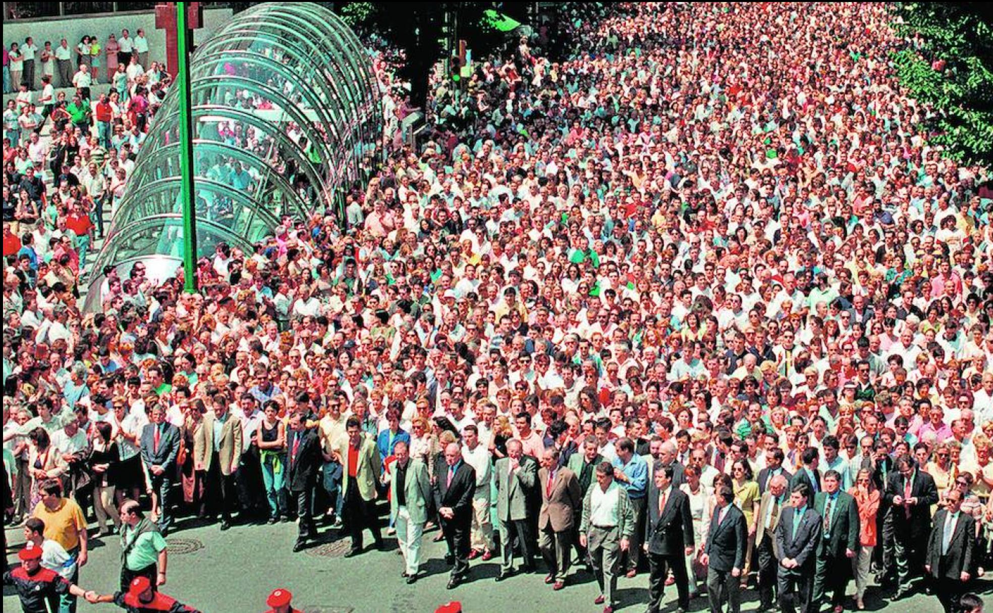 Imagen de la multitudinaria manifestación celebrada en Bilbao el 12 de julio de 1997 para exigir la liberación del joven concejal