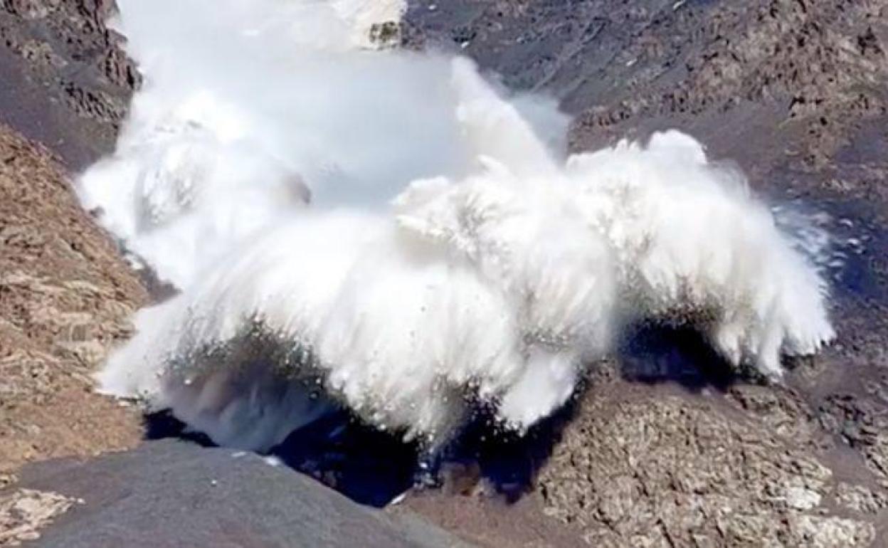 El colapso del glaciar en las montañas Tian Shan, Kirguistán