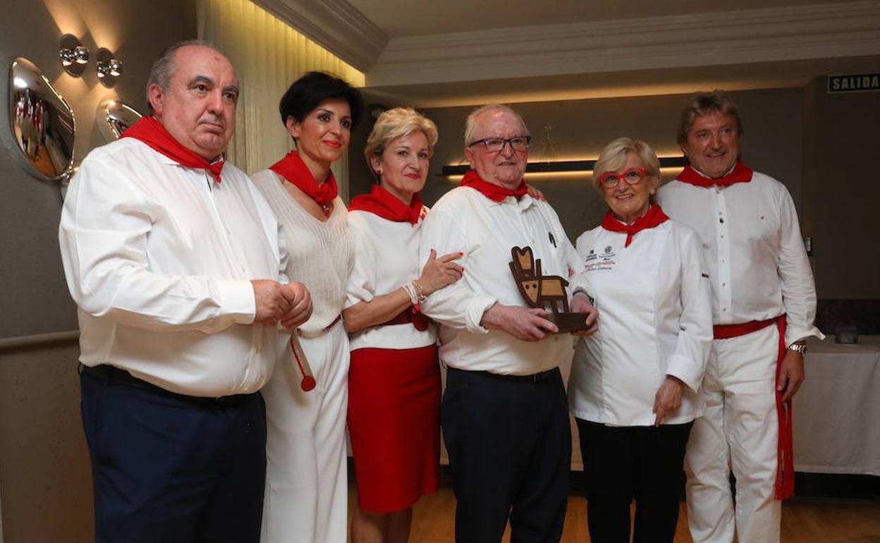 Juan Mari Arzak arropado por los hermanos Idoate tras recibir el premio Europa por Sanfermín.