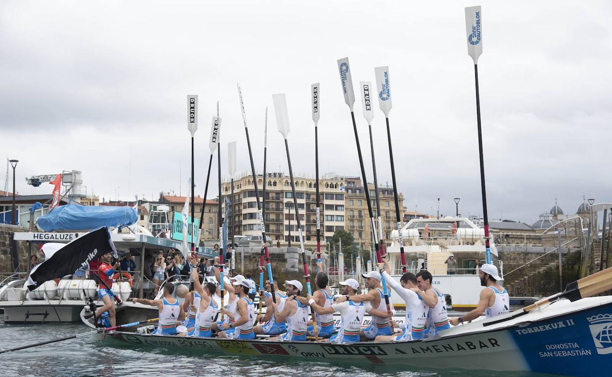 Donostiarra levanta los remos tras su victoria en Donostia, una regata que como la de Bilbao ha sido impugnada y están pendiente de resolución. 