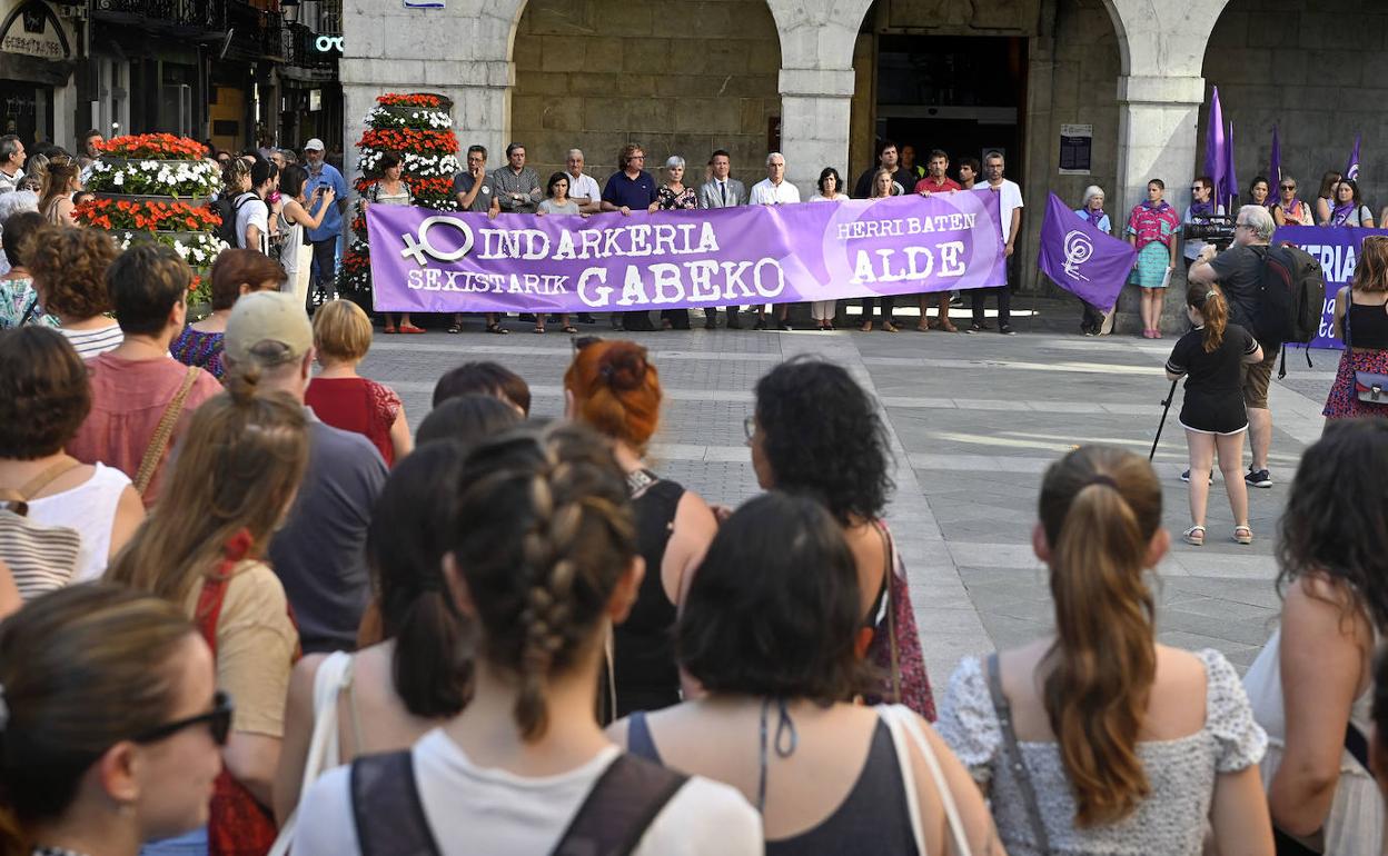 Un momento de la concentración que tuvo lugar este lunes por la tarde en la Plaza Zaharra del municipio.