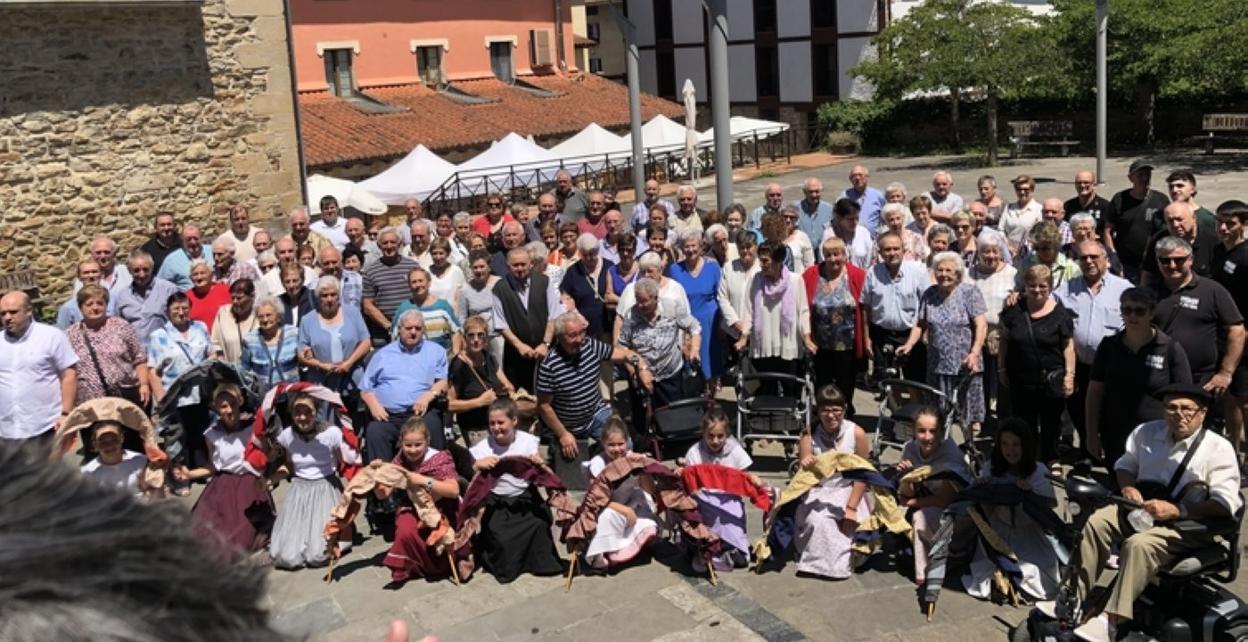 Ehun kide inguru elkartu ziren igandean jubilatuen egunean. 