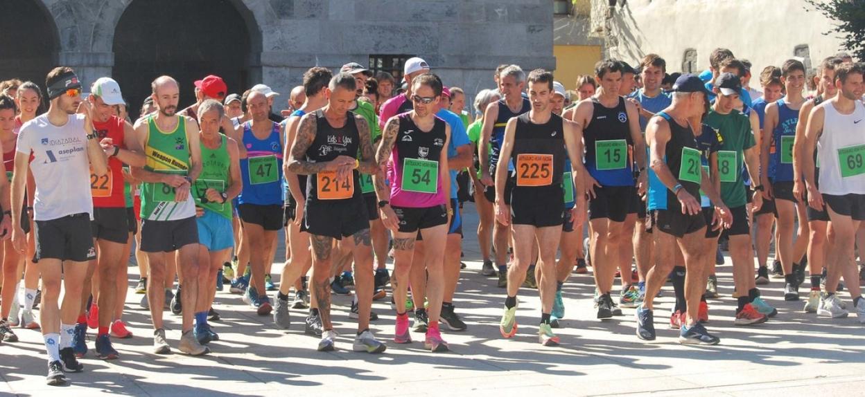 Alrededor de un centenar de atletas salieron de la Plaza, en la prueba de cross.