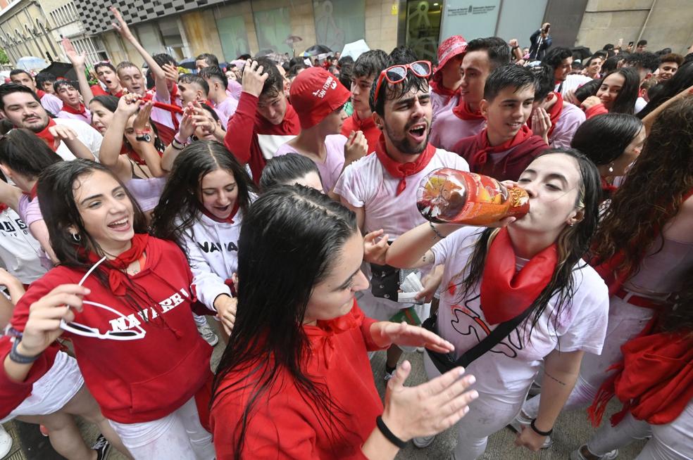 Jóvenes disfrutan de los Sanfermines en Pamplona. 