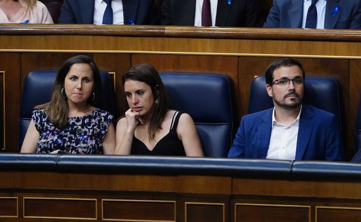 Ione Belarra, Irene Montero y Alberto Garzón, durante el debate sobre el estado de la nación.