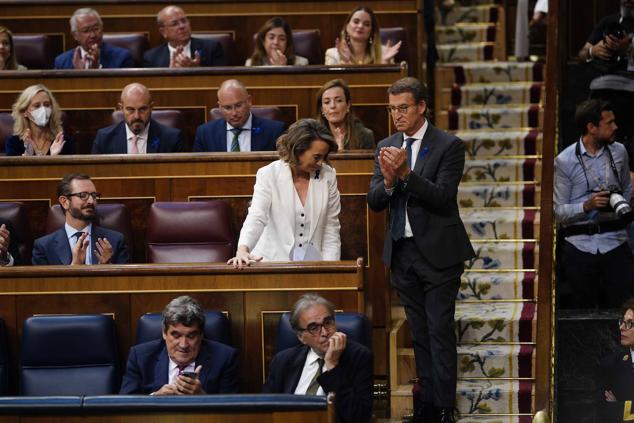 Feijóo aplaude a la portavoz del PP, Cuca Gamarra, antes de su intervención en el Congreso. 