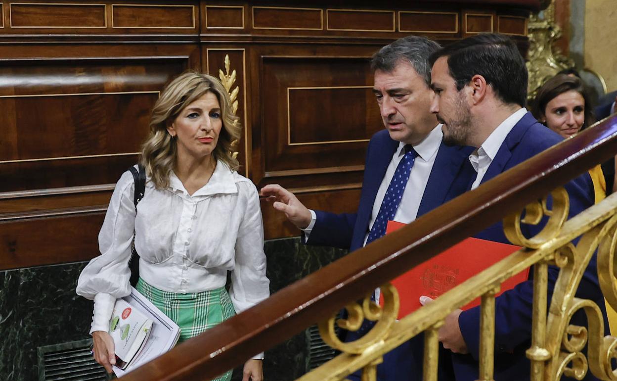 Aitor Esteban entra en la sala de plenos del Congreso junto a Yolanda Díaz y Alberto Garzon. 