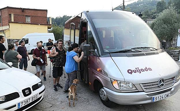 Vecinos ayer siguiendo la evolución del incendio desde Nuñomoral, donde fueron trasladados los desalojados en un primer momento. 