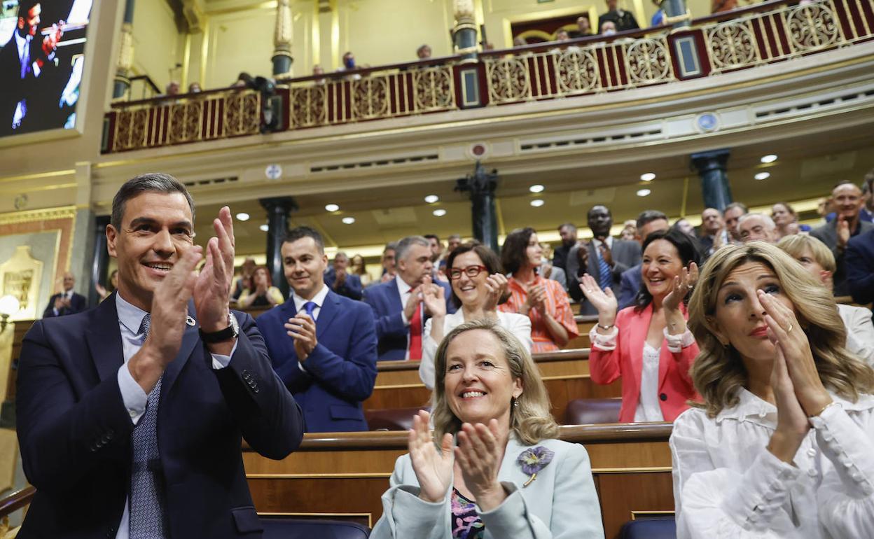 El presidente del Gobierno, Pedro Sánchez, y las vicepresidentas primera y segunda, Nadia Calviño (c), y Yolanda Díaz, durante el debate 