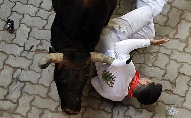 Momento de la cornada de este miércoles en el encierro de Jandilla.