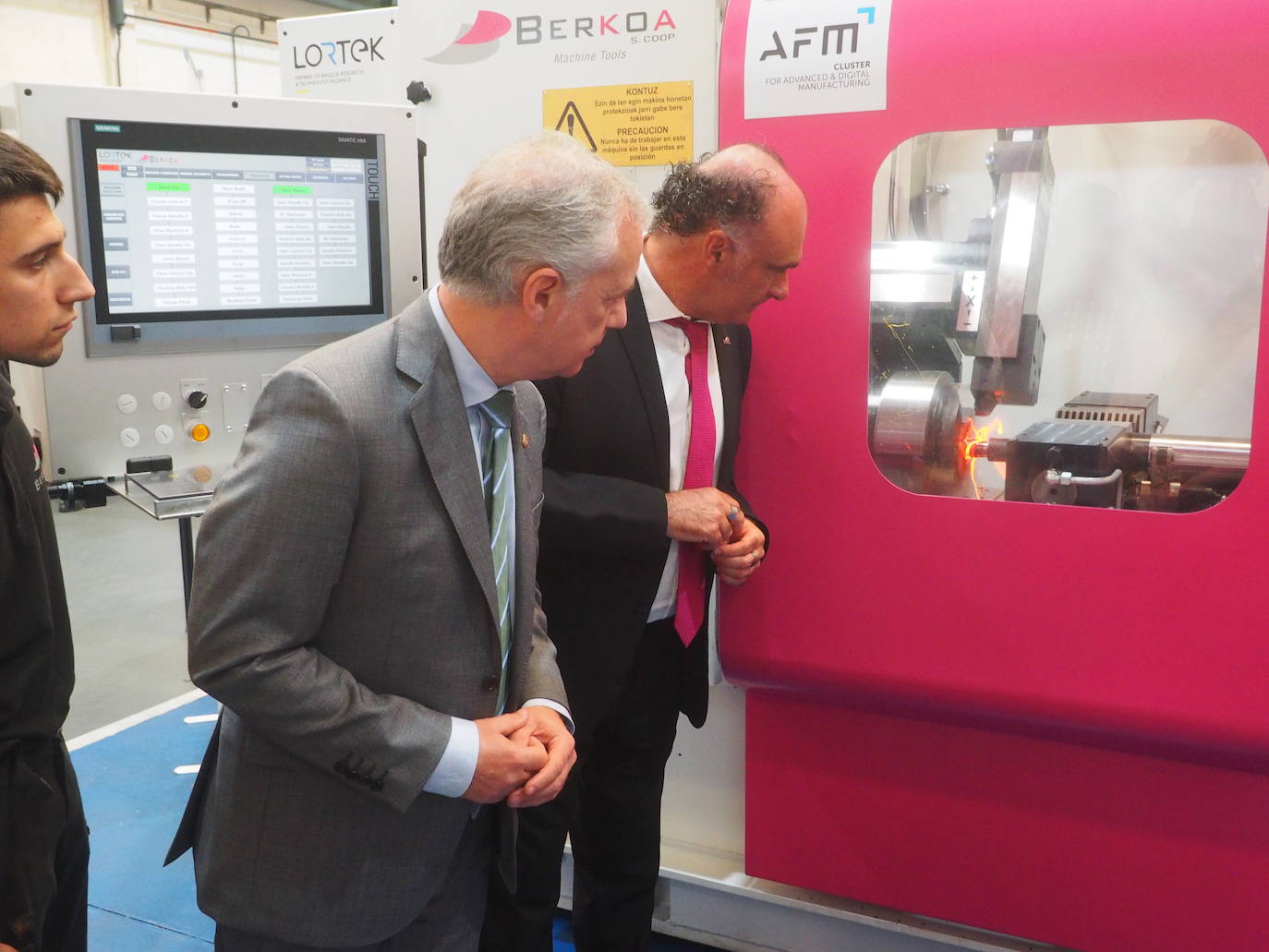 El lehendakari Iñigo Urkullu observa el funcionamiento de la máquina fabricada por Berkoa.