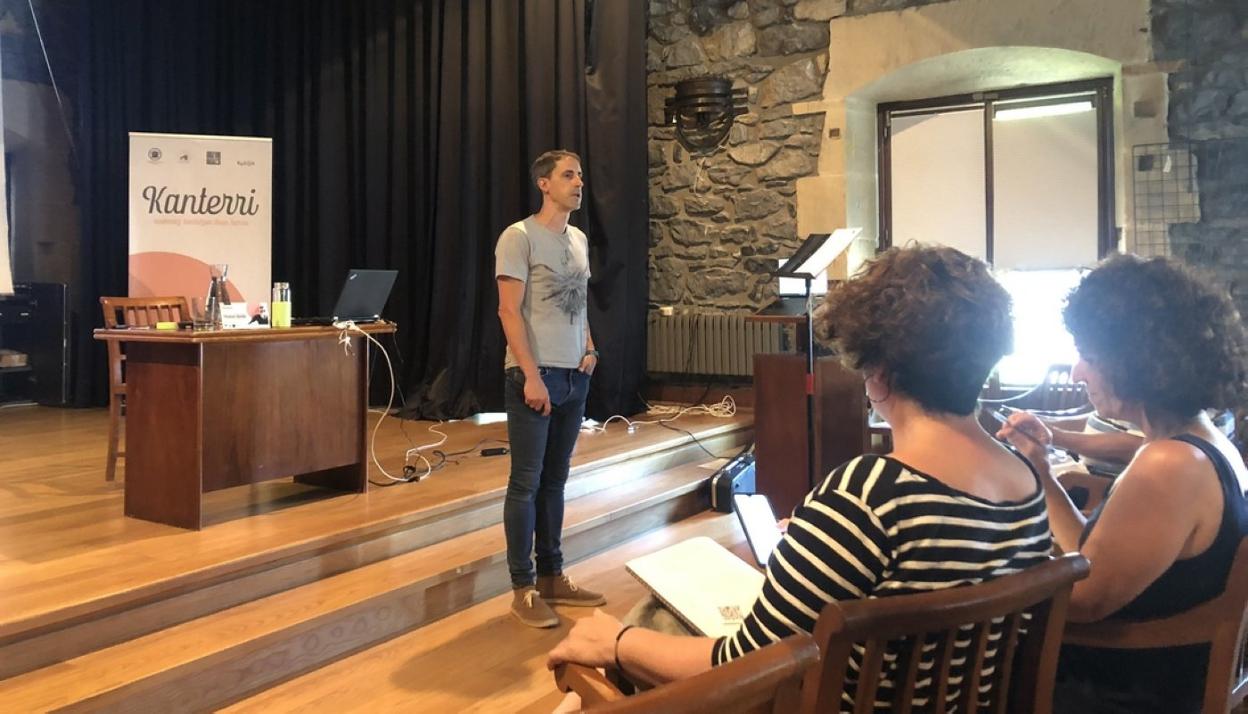 Imanol Epeldek kantuz eskaini zuen bere hitzaldia. 