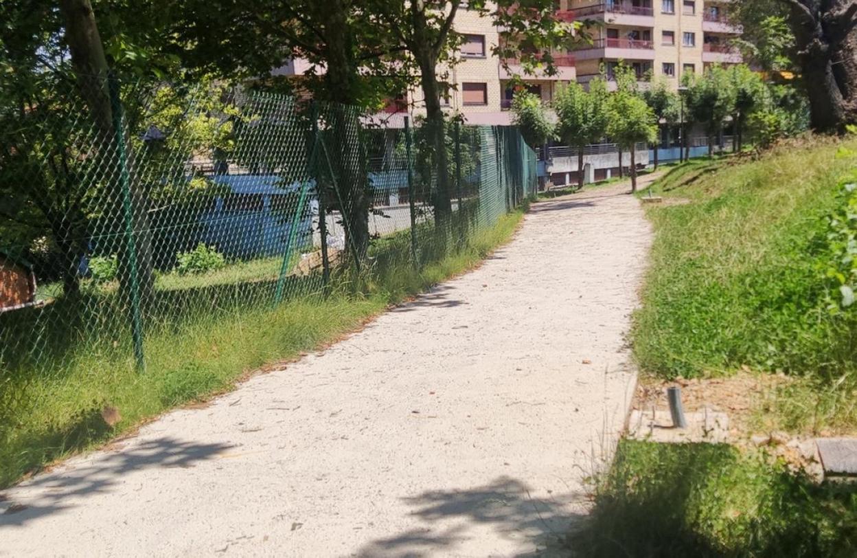 La canalización del cableado de la pista de cemento dará paso a la instalación de las farolas. 