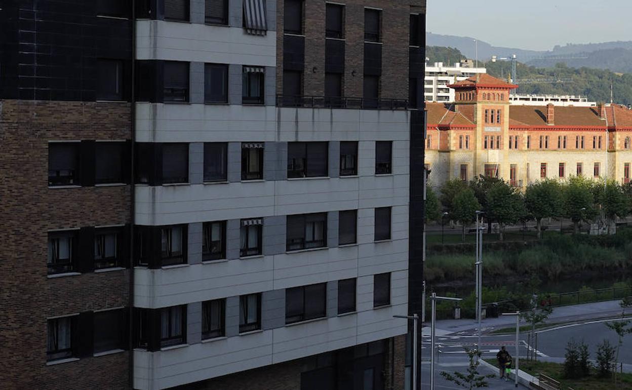 Al fondo los cuarteles de Loiola.