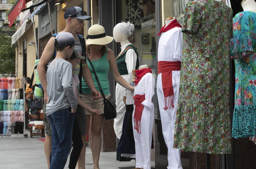 Algunos turistas miran las vestimentas de sanfermin en la Parte Vieja. 