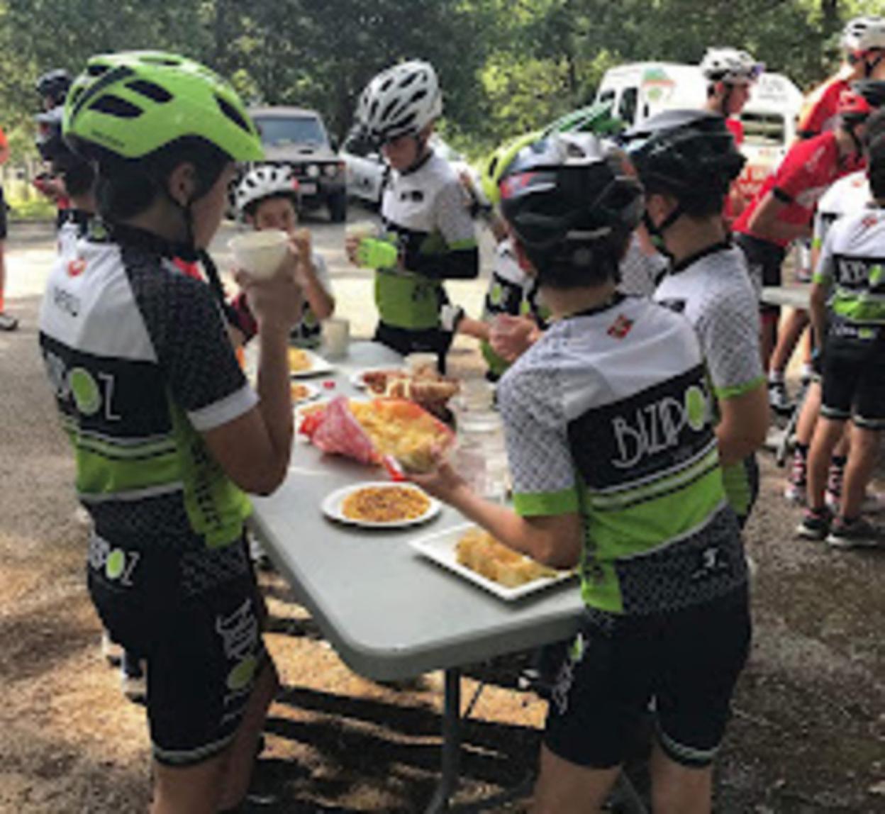 El último entrenamiento de la temporada suele consistir en una salida con padres, madres y los txirrindularis más mayores, y como es costumbre finalizó con un animado lunch. 