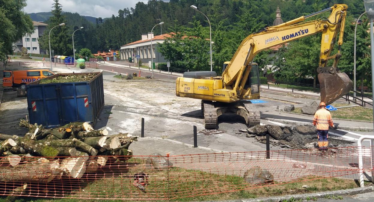 Instantes en los que la pala ejecutaba los primeros golpes sobre el suelo, que será totalmente renovado en un plazo de tres meses. 