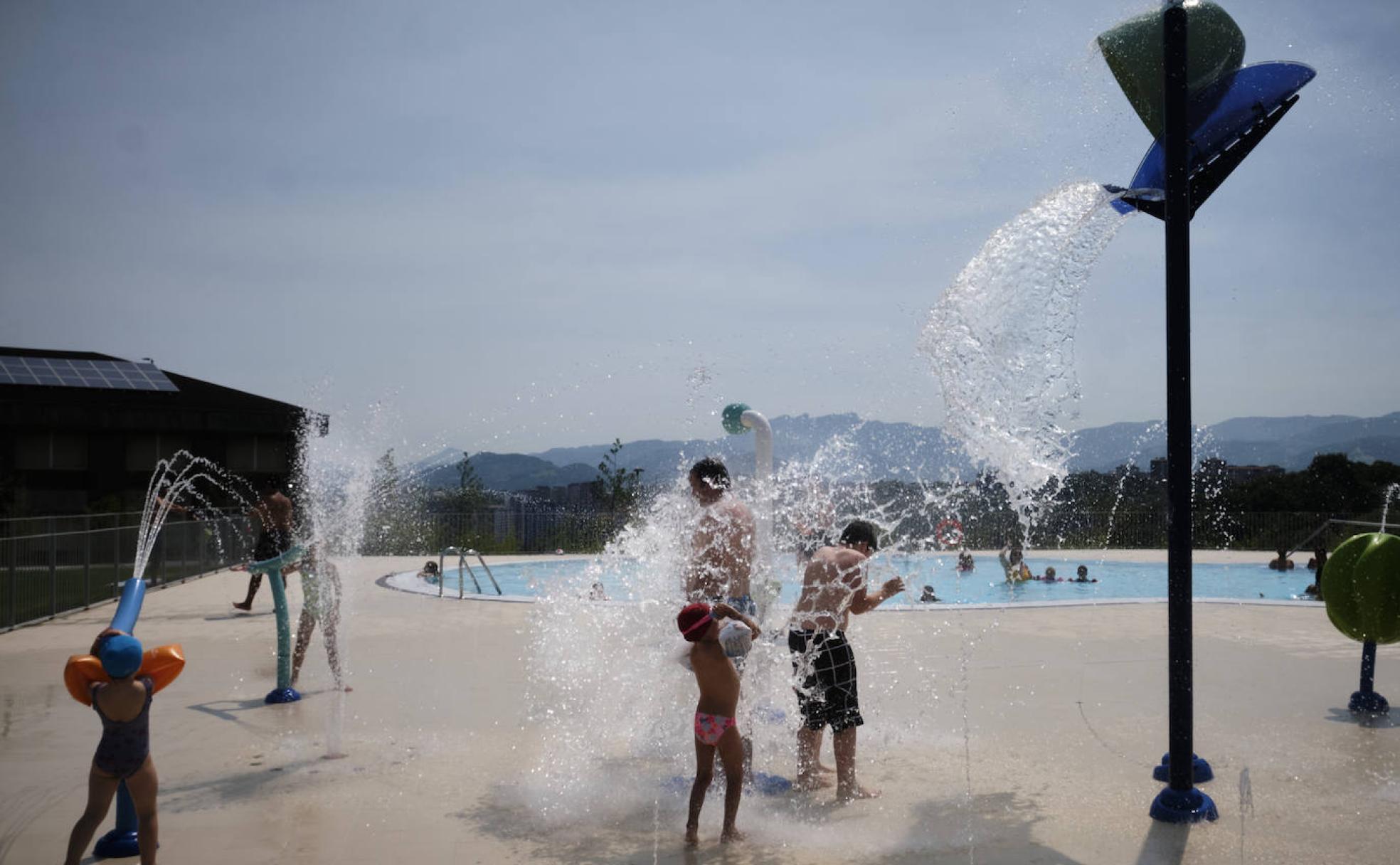 Los niños disponen de una zona de juegos en la que también pueden refrescarse