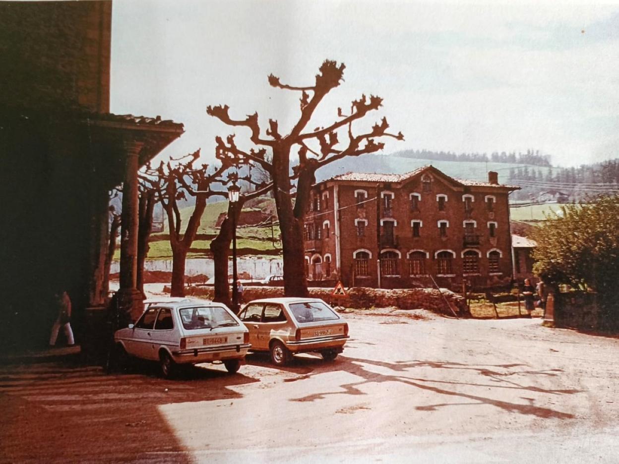 Imagen del cuartel de la Guardia Civil, derruido en 1980, que ilustra el programa de las fiestas. 