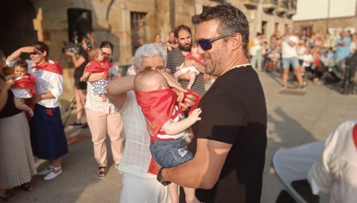 Beñar Kortabarria alkatearen azken aurreskua izan daitekeena. Eskuman goian, Vitaliano Fernández eta Maria Luisa Mendizabal. Eta behean, ume jaioberriak zapiekin. 