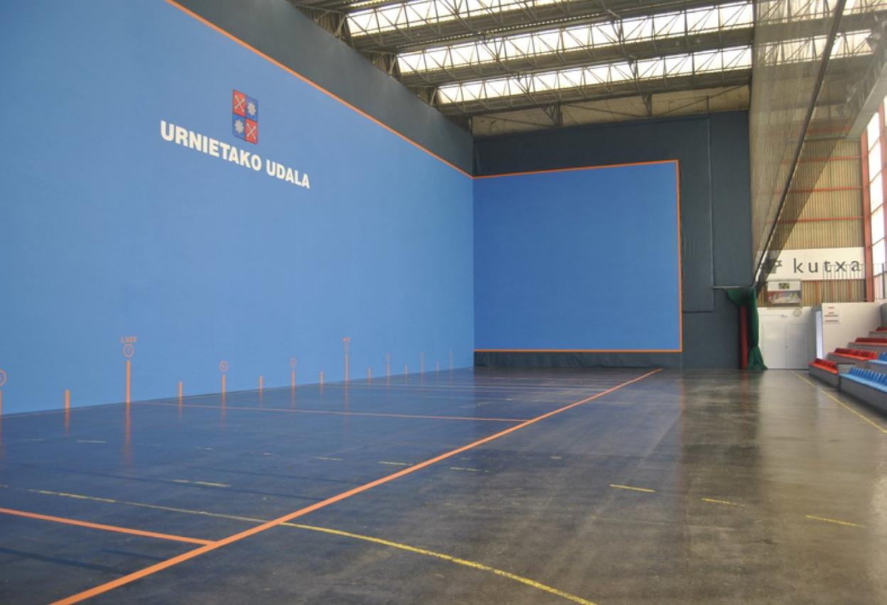 Los urnietarras podrán hacer uso libre del frontón hasta septiembre. 