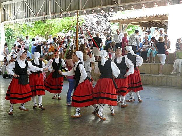 Egitarau oparoa antolatu dute asteburu honetarako Arroa Behea auzoan. 