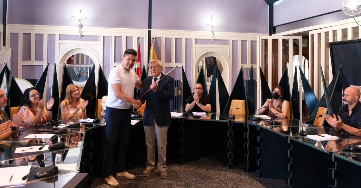 El alcalde entrega a José Ángel Igarzabal una makila durante el pequeño homenaje realizado al juez de paz por sus 50 años en el cargo.