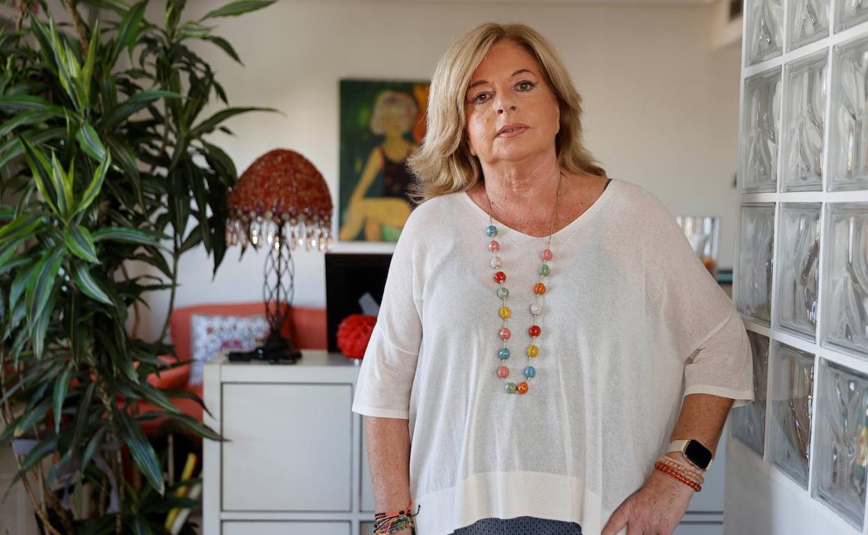 Consuelo Ordóñez posa en su casa de Valencia. 