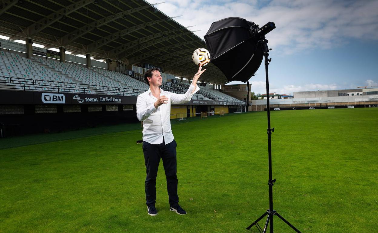 Igor Emery juguetea con un balón sobre el césped de Gal, donde espera que su equipo pueda dar alegrías a la afición. 