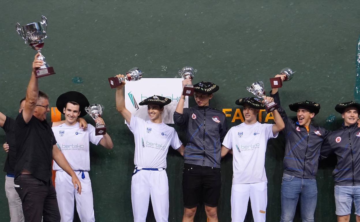 Equipos de Oiartzun y Azpeitia, en la final de Interpueblos del mes pasado