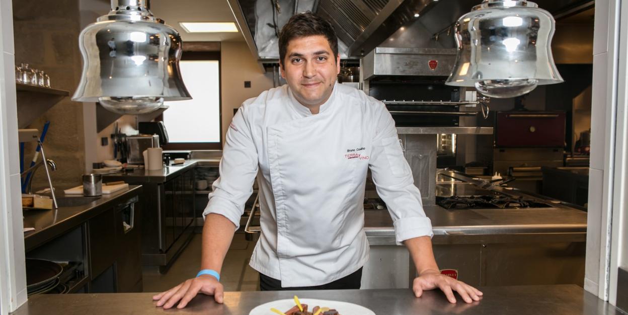 El chef Bruno Coelho es elautor de platos como losespárragos con molleja decordero y vinagreta delimón y pato con coliflor.