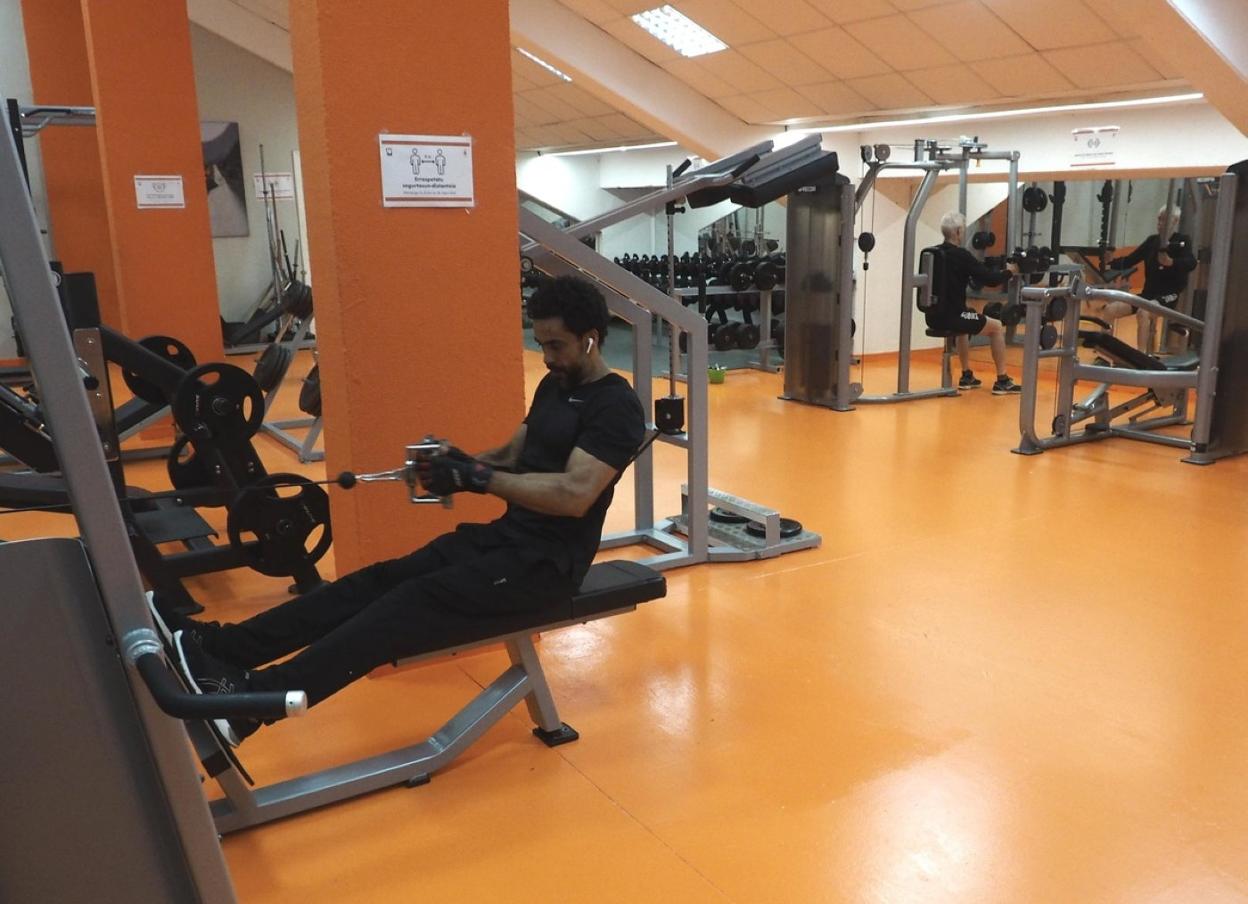 Dos abonados al Patronato Municipal de Deportes entrenando en el gimnasio de Mintxeta. 