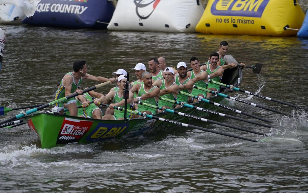 Maniobra de la Ama Guadalupekoa en la primera regata del curso, en la contrarreloj de Bilbao.