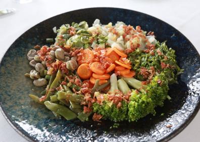 Imagen secundaria 1 - Los productos de su propia huerta y las grandes piezas de pescado y carne son imprescindibles en el Bedua. 