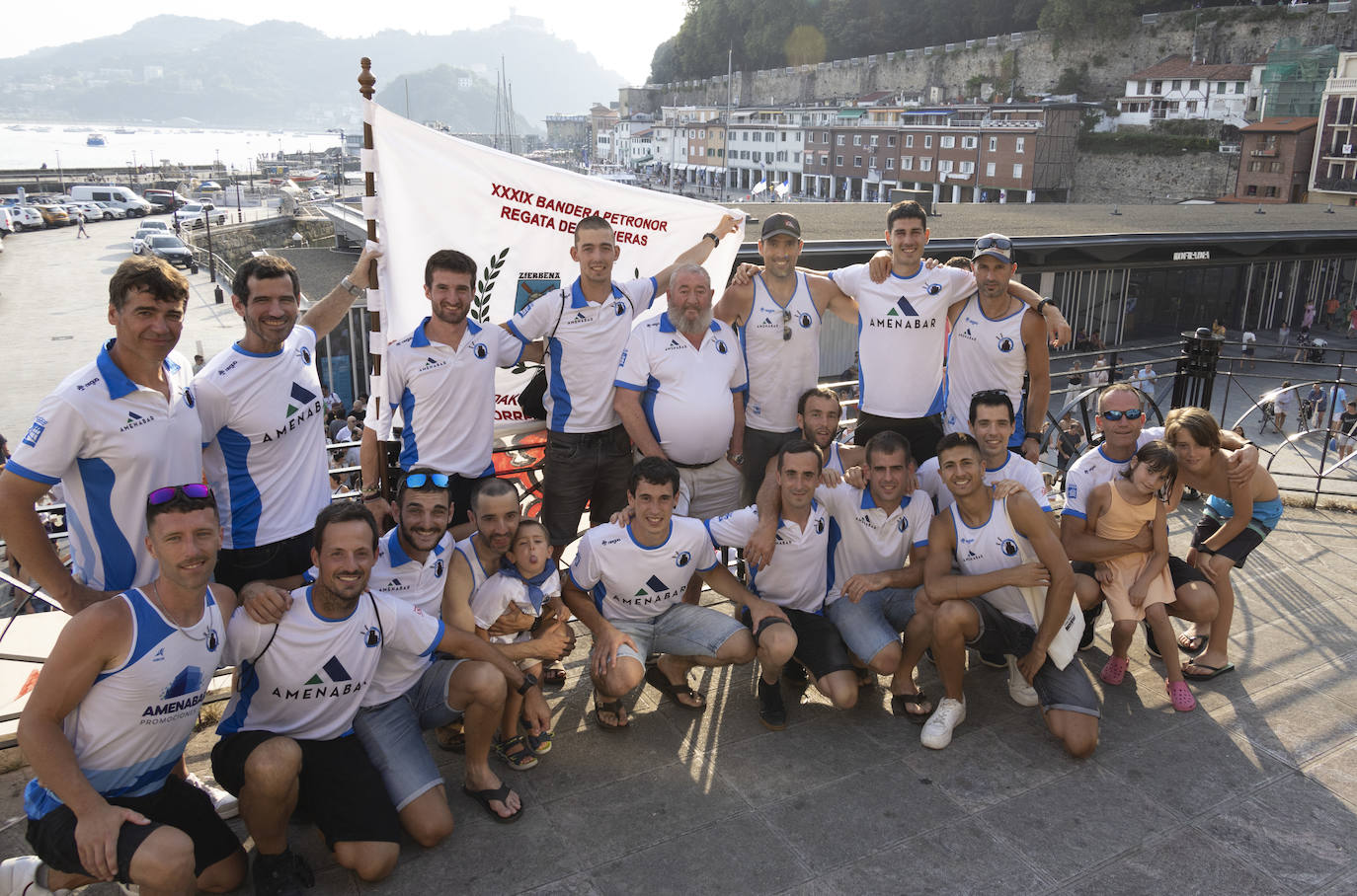 Fotos: Donostiarra surfea en Zierbena rumbo a la bandera