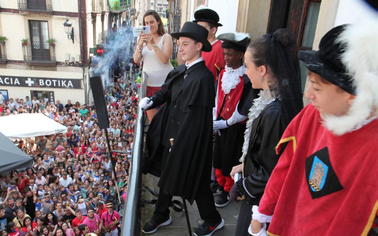 El txupinazo que lanzaron desde el Ayuntamiento el alcalde y la alcaldesa infantiles resultó multitudinario.