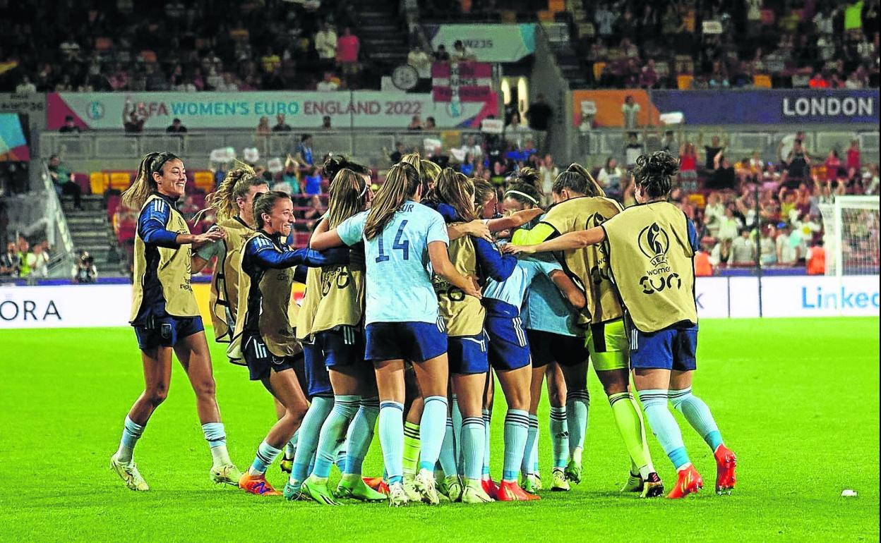 Las jugadoras de la selección se abrazan tras el gol de Cardona que metía a España en cuartos de final. 