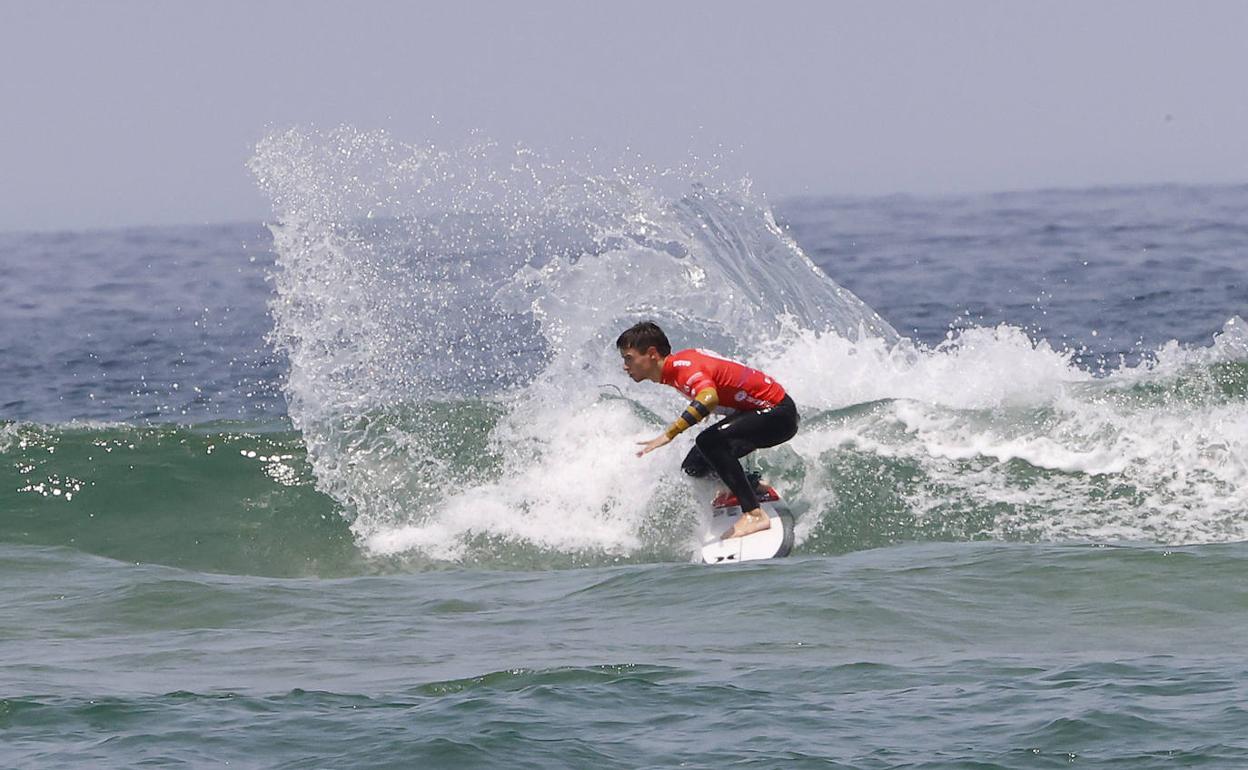 El surfista zauztarra Adur Amatriain este domingo durante la final masculina del Abanca Pantin Classic Galicia Pro. 
